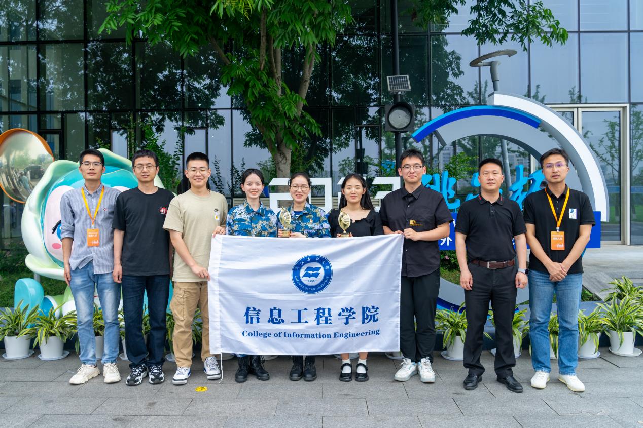 学生在浙江省第十八届“挑战杯”大学生课外学术科技作品竞赛中荣获金奖.jpeg